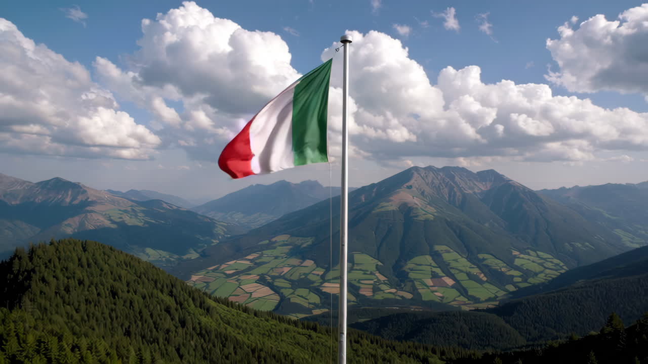 Bandiera italiana che sventola sulle Alpi