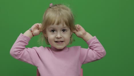 Niña-Feliz-De-Tres-Años.-Linda-Niña-Sonriendo-Y-Haciendo-Muecas.-Clave-De-Croma