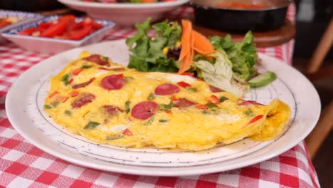 omelette with salad