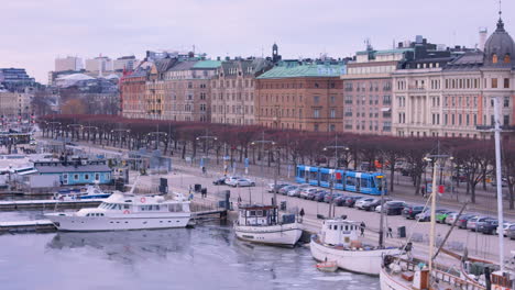 Blaue-Straßenbahn-Und-Fußgänger-Auf-Dem-Berühmten-Boulevard-Strandvägen,-Östermalm