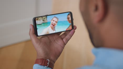 amigos en vacaciones en videollamada con el hombre