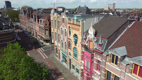 kleurrijke gebouwen in een europese stad