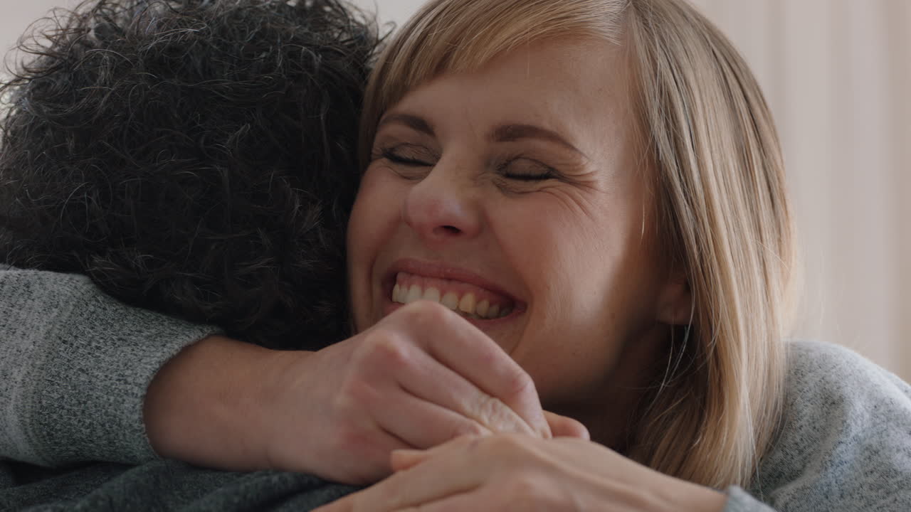 행복한 커플이 포옹하는 흥분된 여자 남자친구를 포옹하는 좋은 소식을 공유하는 집에서  ⁇ 만적인 관계를 즐기는 4k 영상