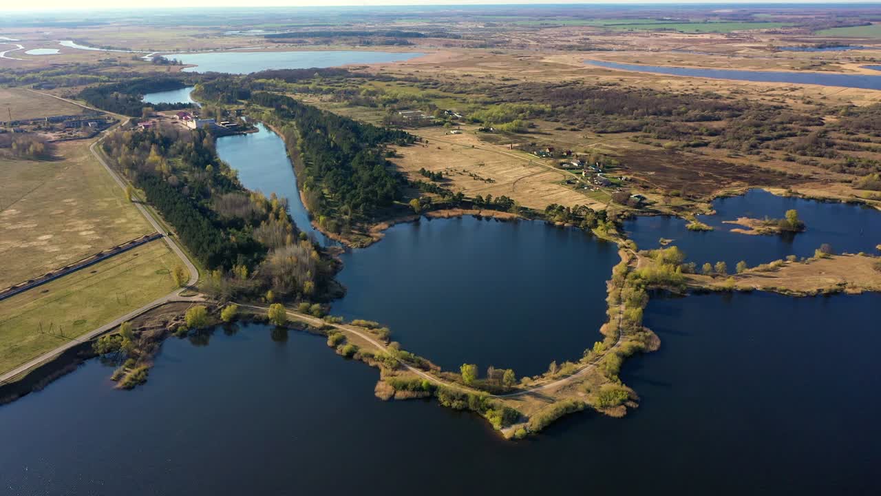 aéreo. lago azul redondo rodeado de tierra en forma de ojo. vista desde la altura.