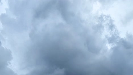 el rayo golpea mientras las nubes se oscurecen.