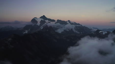 Sanfter-Sonnenuntergang-Mit-Farbverlauf,-Lichtschein-über-Den-Himmel-Verteilt,-Mit-Berg-Shuksan-In-Der-Mitte-Und-Wolken-Um-Die-Himmelslandschaft