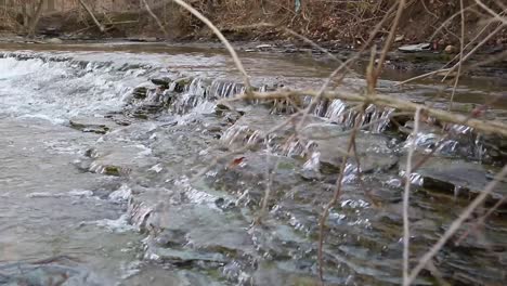 Pan-Of-Creek-Wasserfall,-Der-In-Den-Lake-Erie-Fließt