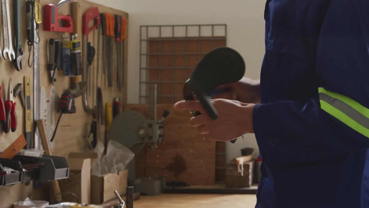 trabajador atornillando un objeto