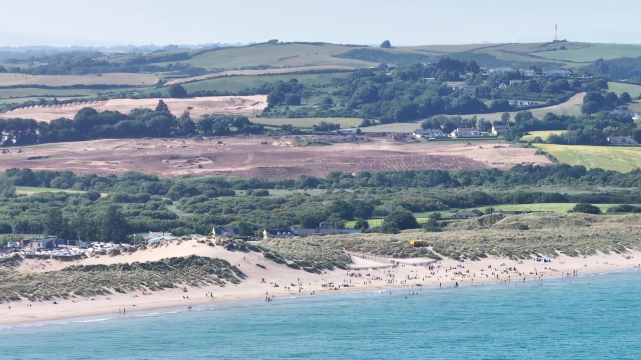 Des gens profitant d'une journée d'été ensoleillée sur la plage de Curracloe avec son sable doré, dans le comté de Wexford, en Irlande.
