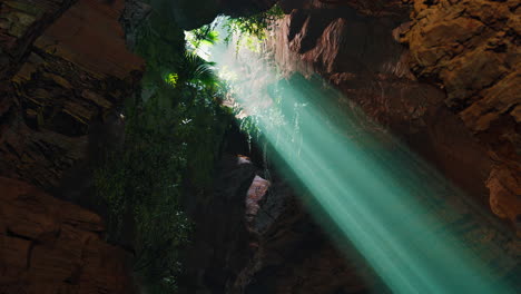 la luz del sol fluye a través de una cueva de la jungla