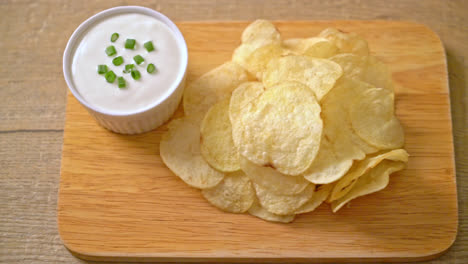 papas fritas con salsa de crema agria