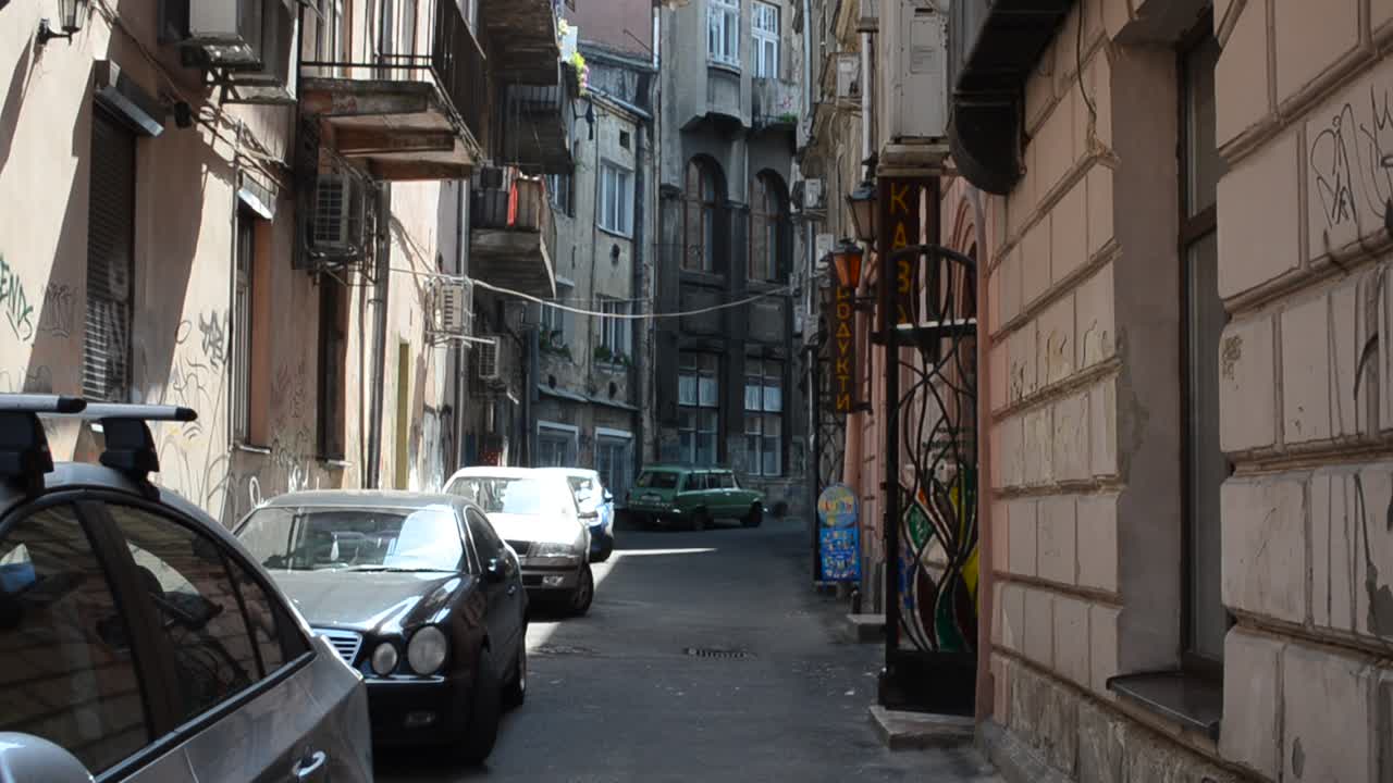 Bâtiments, personnes et voitures. Lviv est une ancienne ville européenne. Lviv, Ukraine