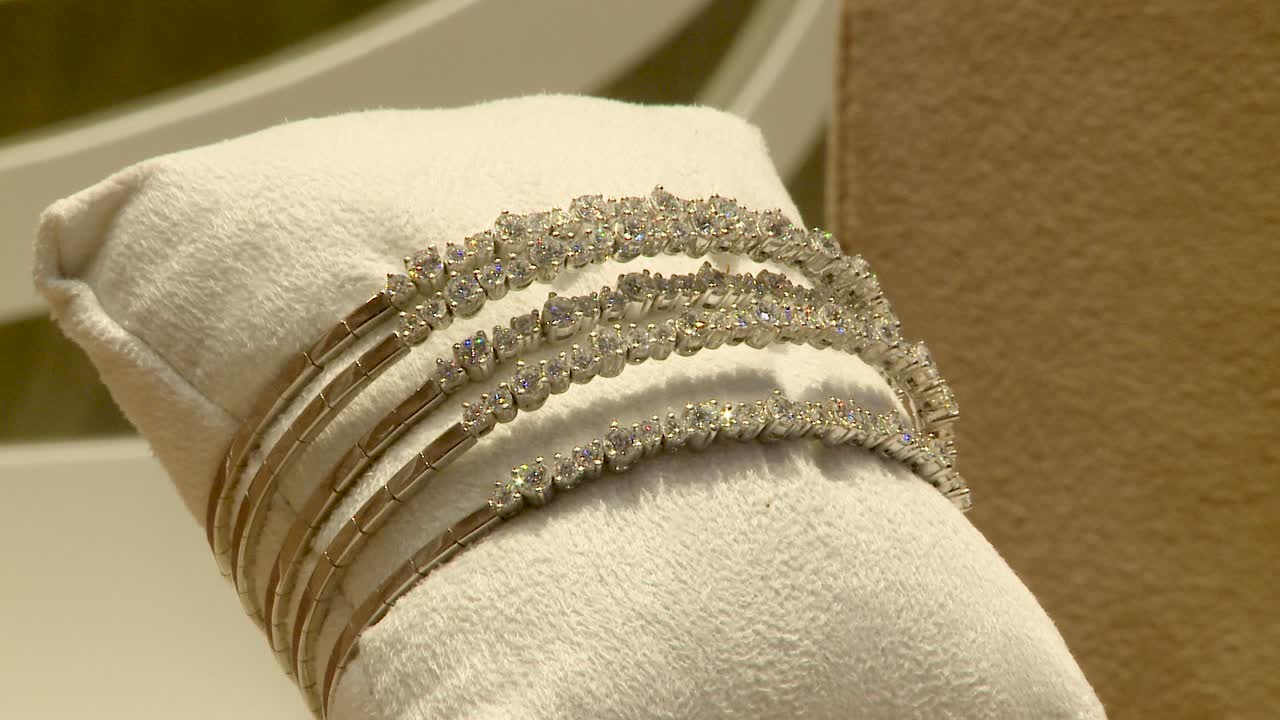 디스플레이 베개에 금과 다이아몬드 팔찌