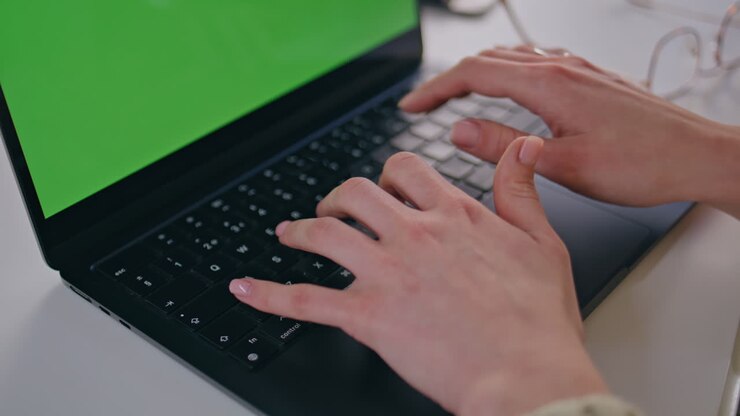 Managerin hantiert mit Mockup-Computer bei Nahaufnahme im Innenbereich. Frau tippt E-Mail auf Laptop