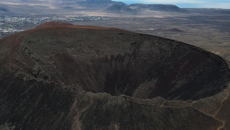 vuela sobre el borde del cráter del volcán calderón hondo en fuerteventura, españa