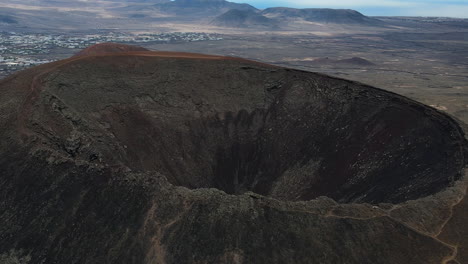 leć nad krawędzią krateru wulkanu calderon hondo w fuerteventura w hiszpanii