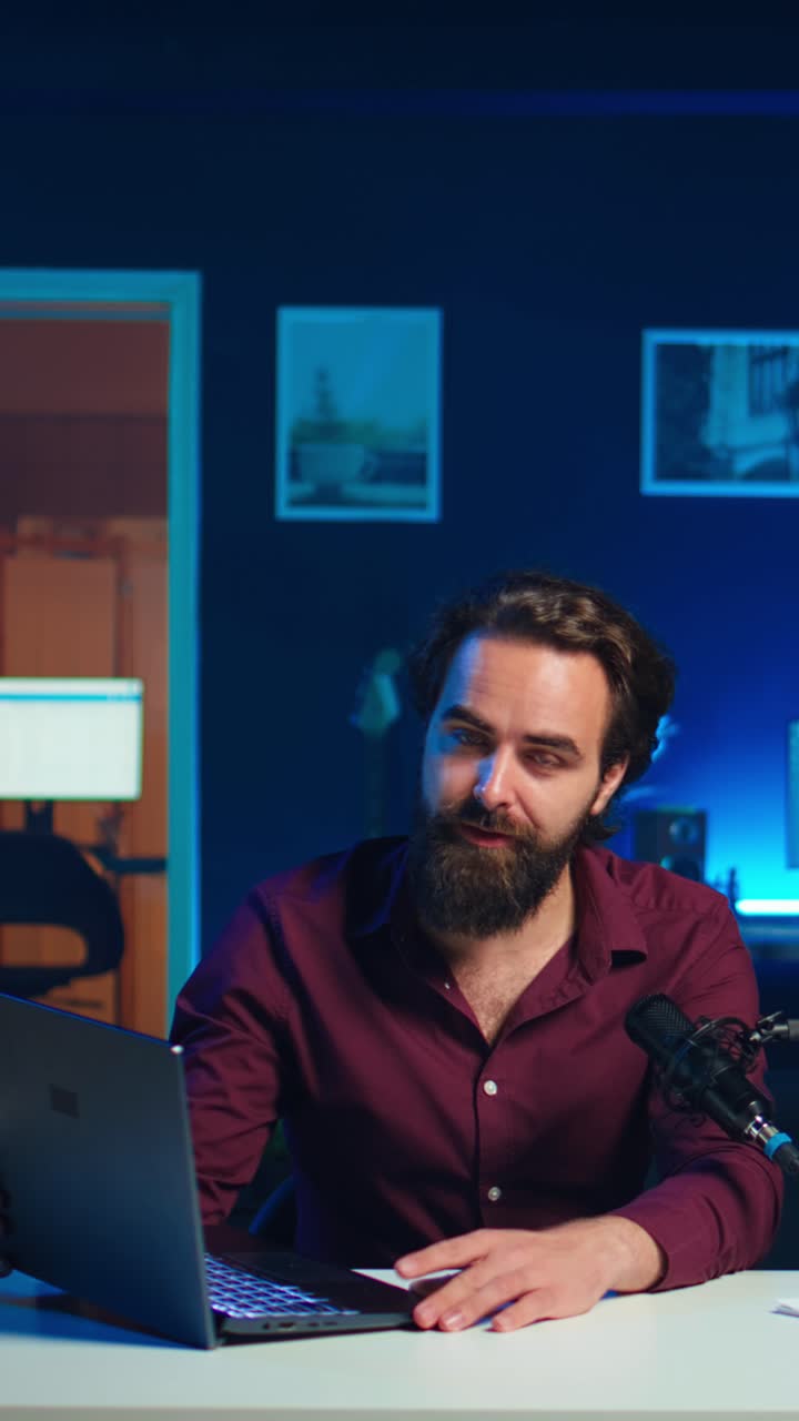 Video verticale di un influencer in studio che promuove un laptop di un brand che sponsorizza il video