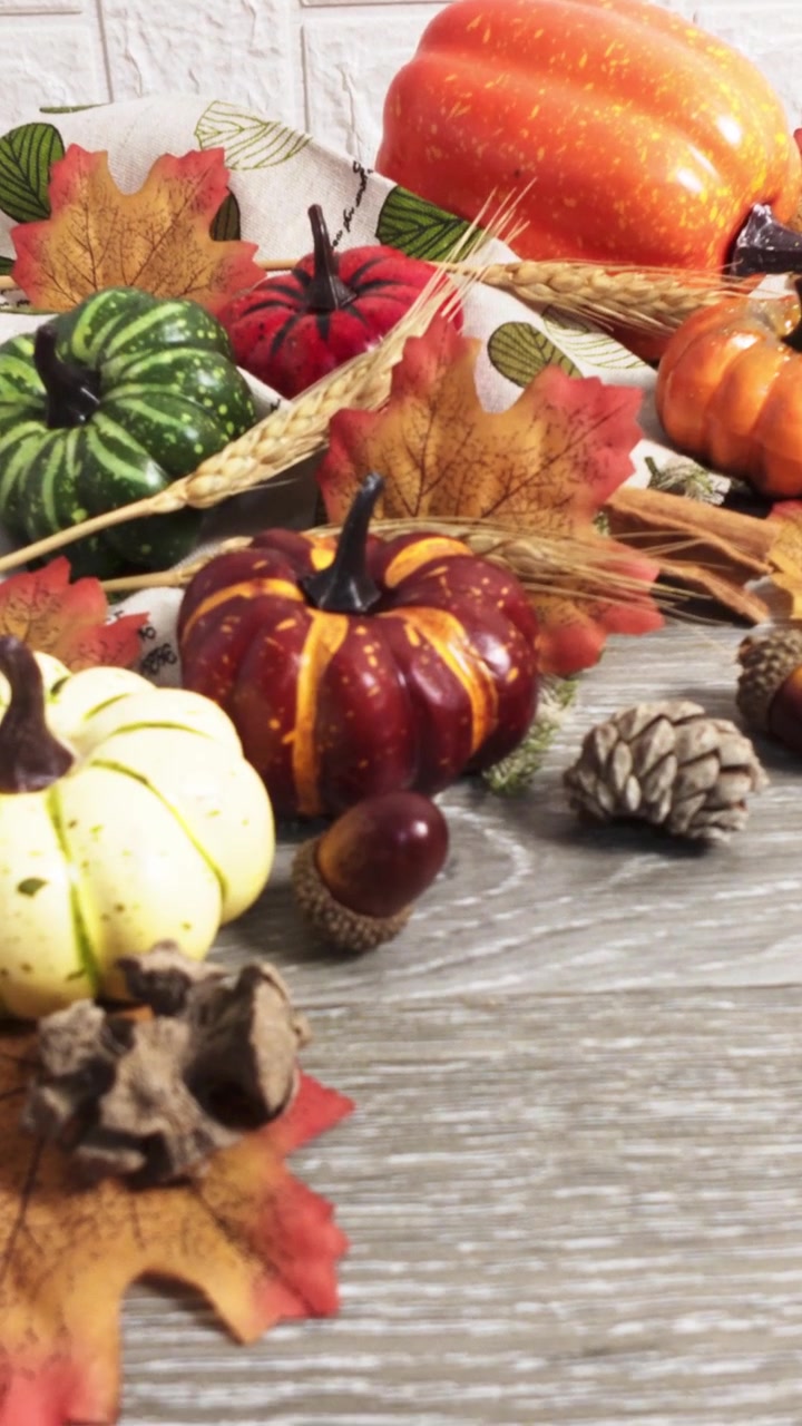 Allestimento di Raccolto Autunnale con Zucche e Foglie