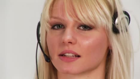 una mujer con un auricular