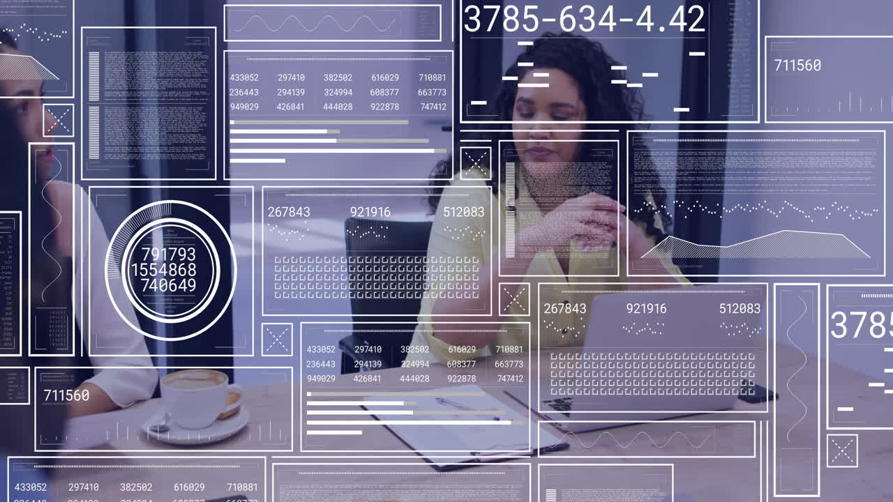 animación de procesamiento de datos y diagramas sobre diversos colegas hablando