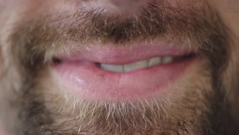 cerrar la boca del joven sonriendo feliz con la barba