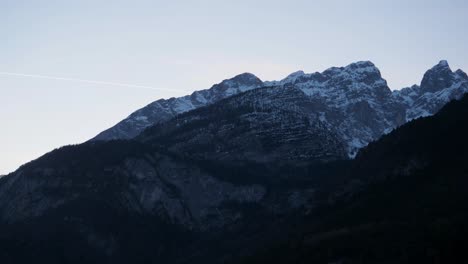 Paisaje-Alpino-De-Invierno-Montañas-Cubiertas-De-Nieve,-Trentino-Italia