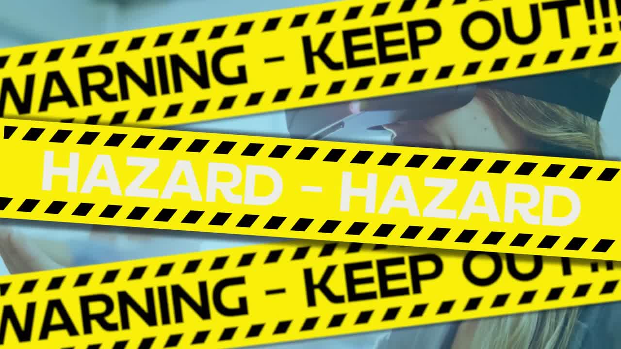 vr 헤드 ⁇ 을 착용한 웃는 여성에 대한 위험 경고 텍스트와 데이터의 애니메이션