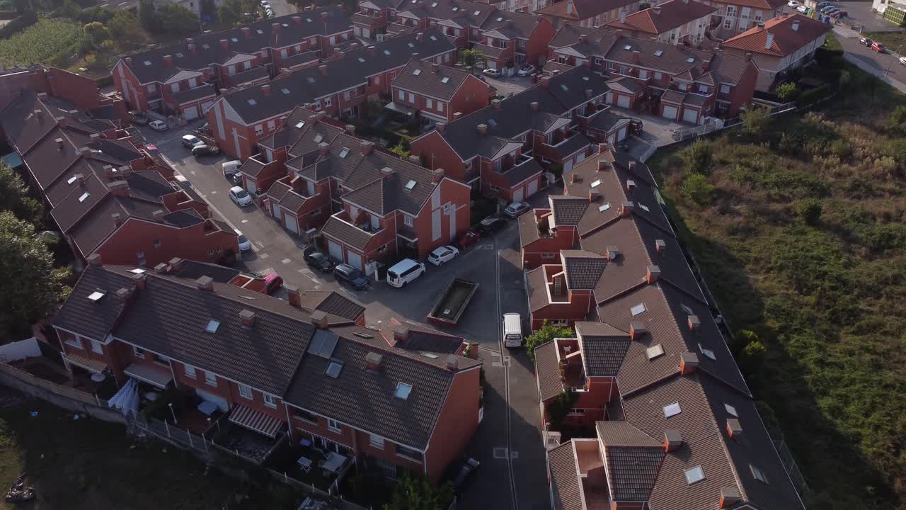 Luftfoto fra oven af et boligkompleks i et kvarter