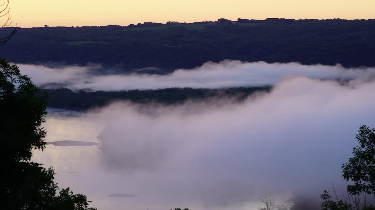 해가 뜨고 안개가 미네소타의 호수 위로 움직이는 오랜 시간 경과