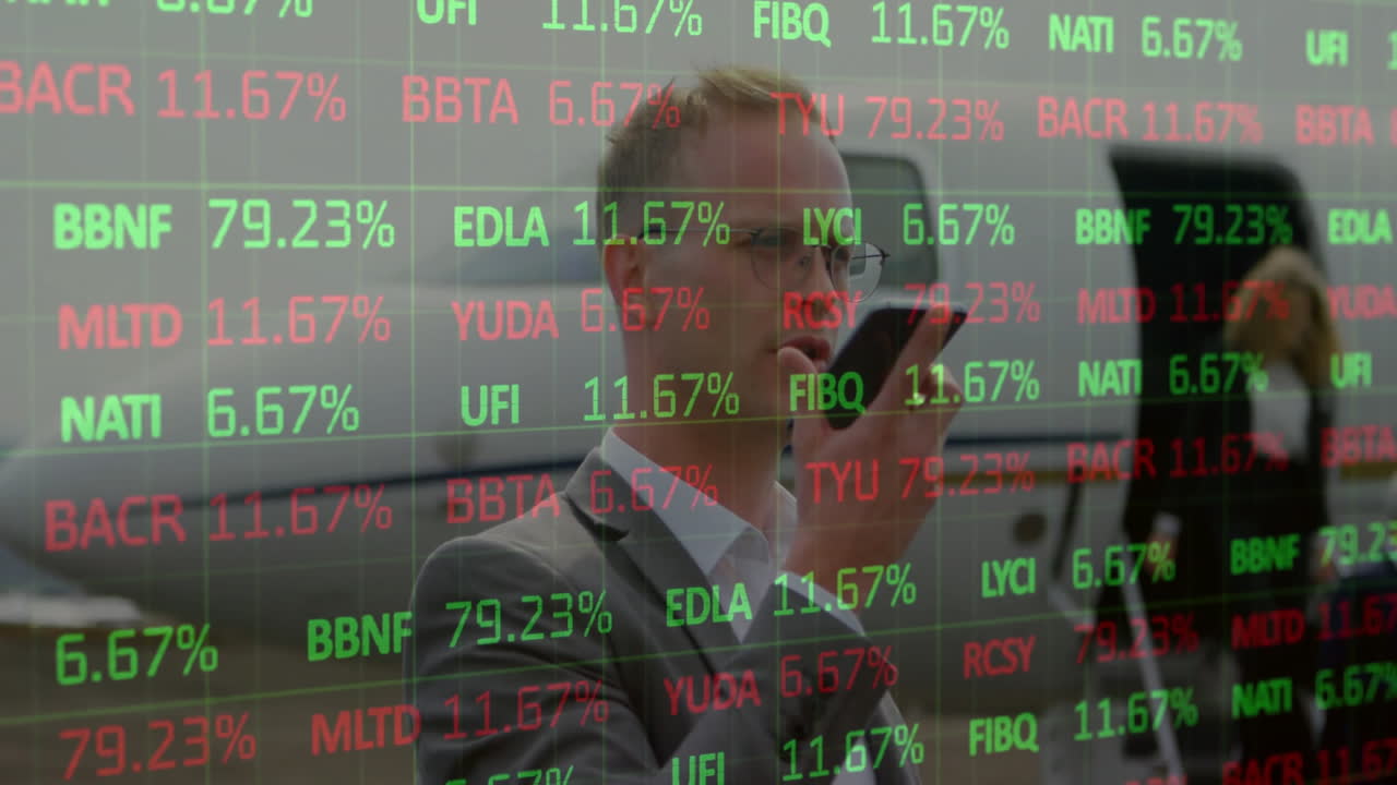 анимация обработки финансовых данных над кавказским бизнесменом с помощью смартфона