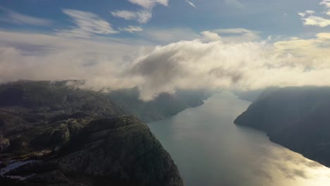 Luftaufnahmen-Schöne-Natur-Norwegen-über-Den-Wolken.