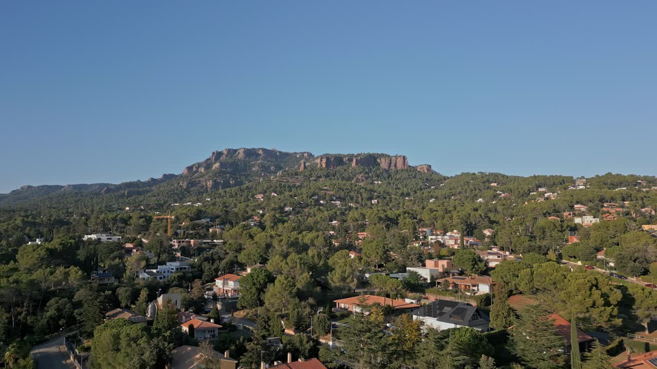vuelo de avión no tripulado sobre matadepera, valles occidental, barcelona, cataluña, españa, con sant llorenç del mont en el fondo