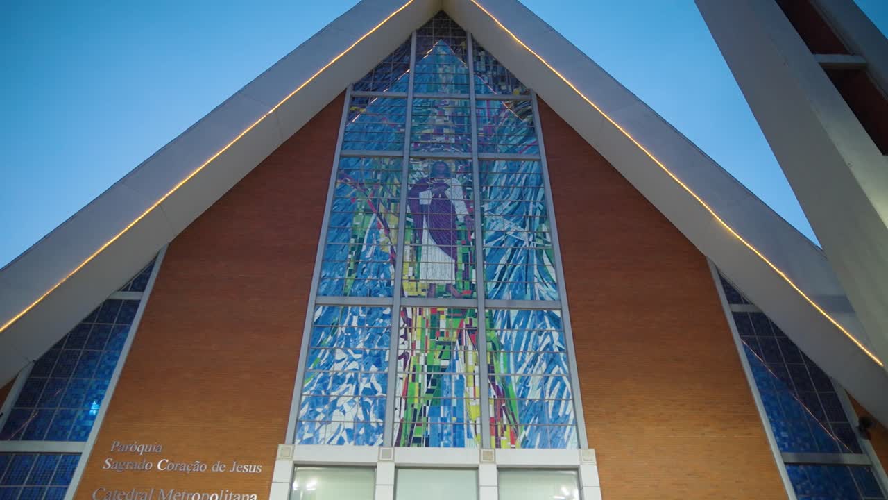 론드리나 대성당의 이미지를 기울이고 밀어