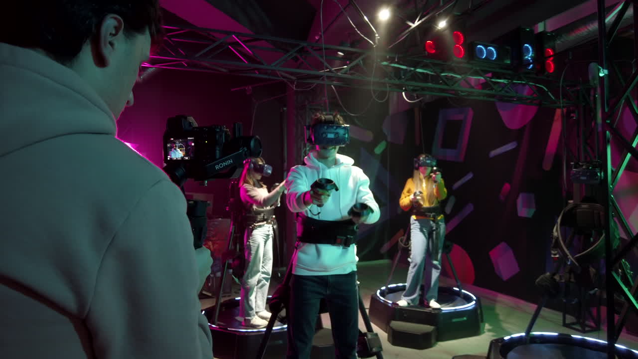 Juru kamera merekam remaja bermain dengan headset Virtual Reality