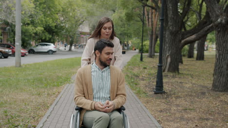 una pareja disfrutando de un día en el parque.