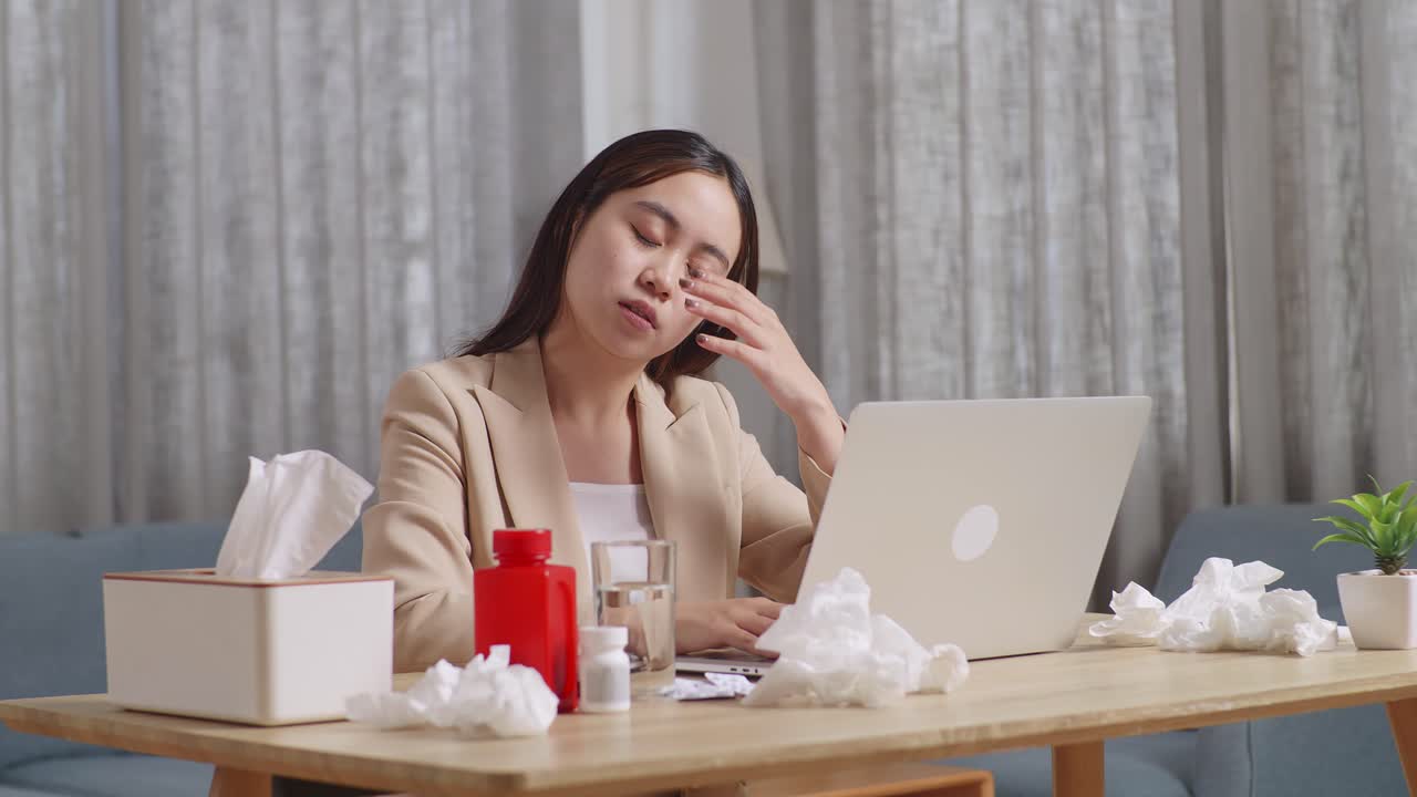 집에서 일하는 여성이 병에 걸렸습니다.