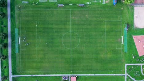 Blick-Aus-Der-Vogelperspektive-Auf-Den-Fußballplatz,-Auf-Dem-Fußball-Gespielt-Wird