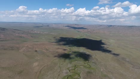drone aéreo disparó sombra de una nube en el paisaje sin fin mongolia