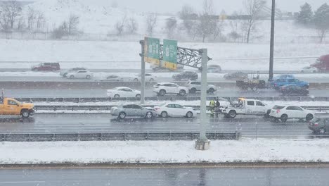 Zerstörer-War-Bei-Einem-Unfall-Mit-Zwei-Fahrzeugen-Während-Eines-Schneesturms-Auf-Der-Autobahn-Dabei