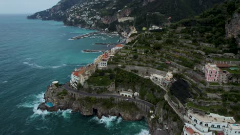 luna rossa costa de amalfi desde la vista de drones, acantilado escarpado del mar tirreno