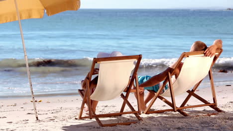 Paar-Sitzt-Am-Strand