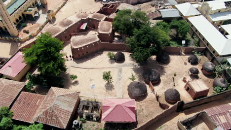 vista aérea en órbita del museo kanta en argungu, nigeria