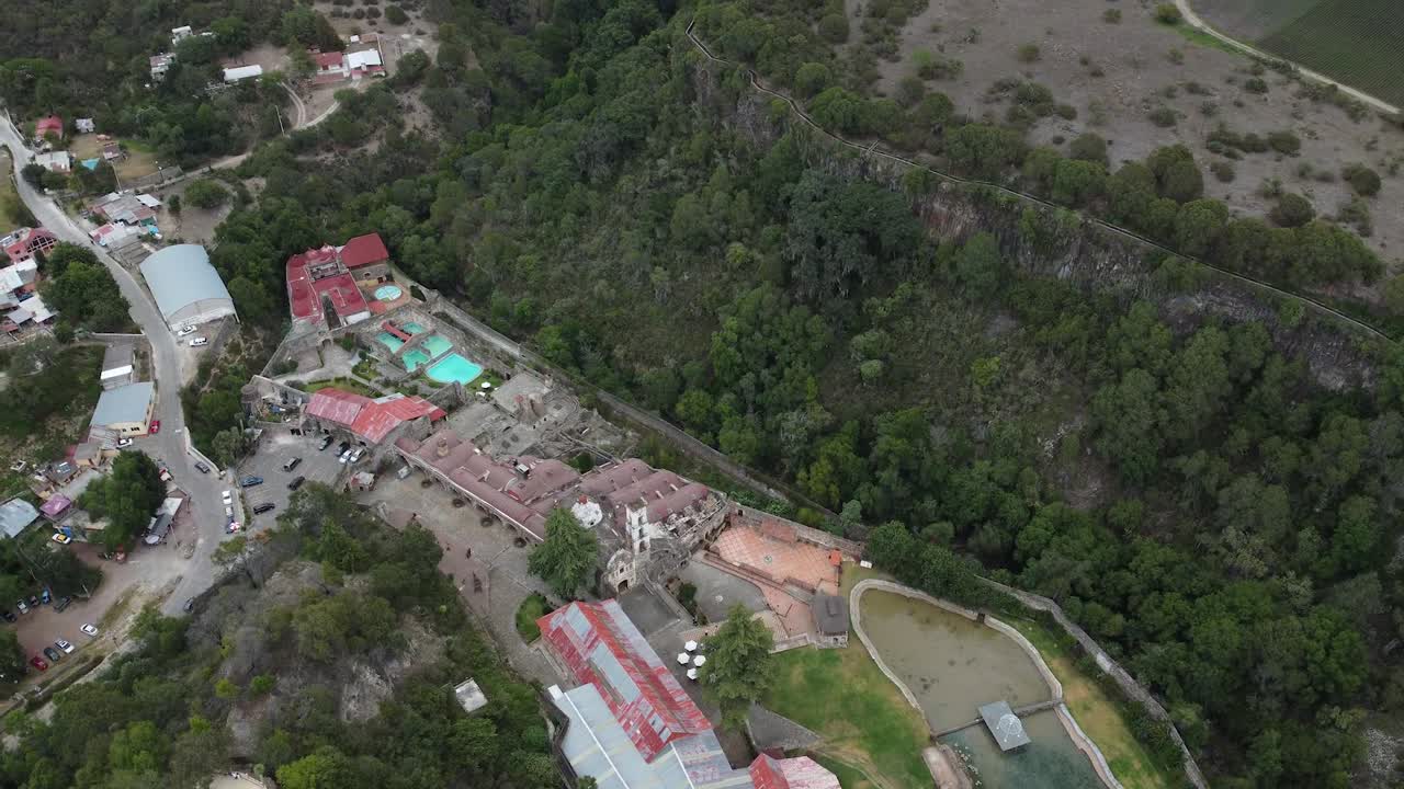 drone view de los prismas basálticos, donde se encuentran los prismas de hidalgo y el rancho de santa maria regla