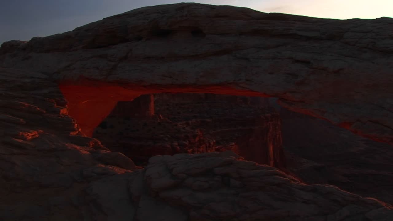 Discesa della gru di Mesa Arch nel Canyonlands National Park, Utah.