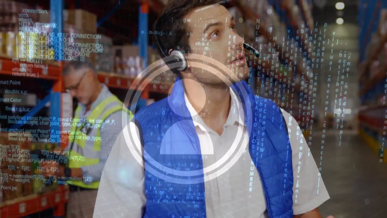 animación de procesamiento de datos digitales sobre trabajador caucásico de almacén