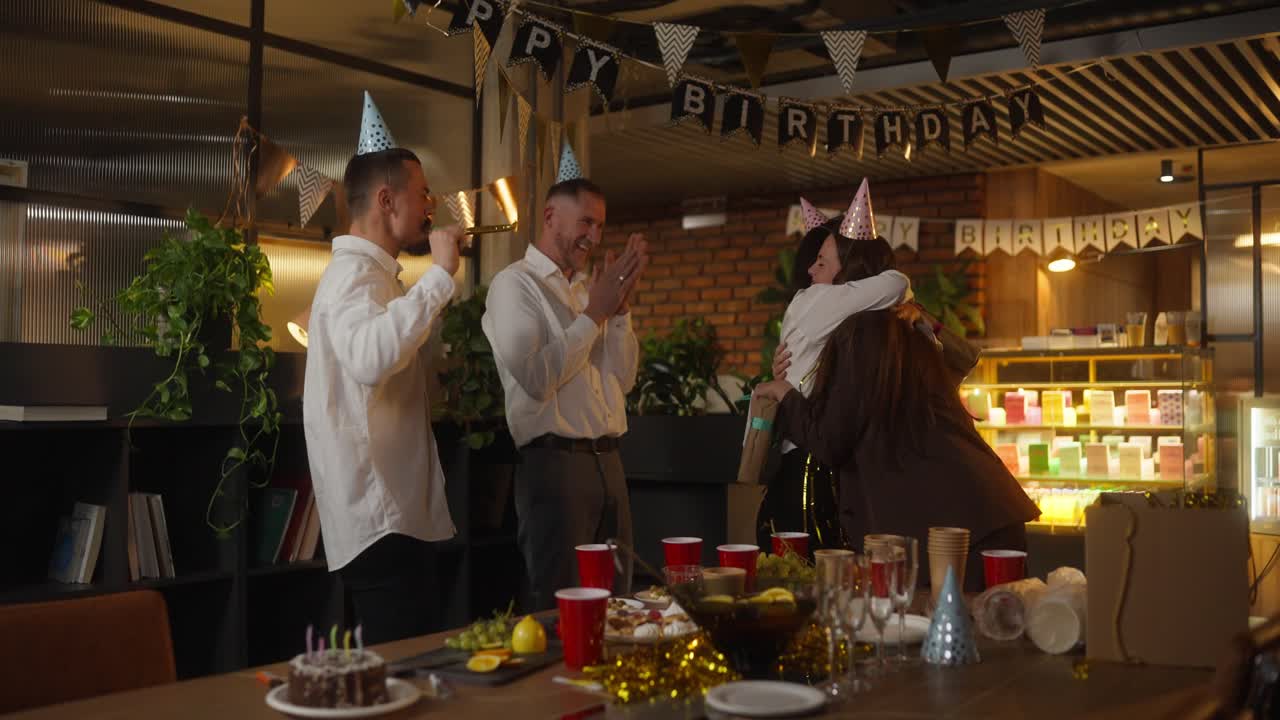 사무실에서 생일 축하