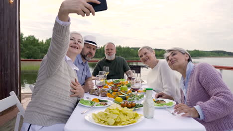 un grupo de amigos mayores tomándose selfies 1