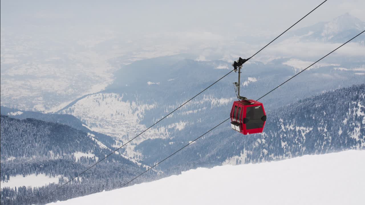 인도 굴마르그 의 겨울 에 산 을 내려가는 케이블카