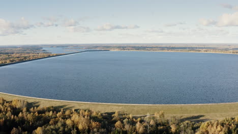 vista aérea de la planta de almacenamiento por bombeo kruonis ubicada en lituania, estados bálticos, europa