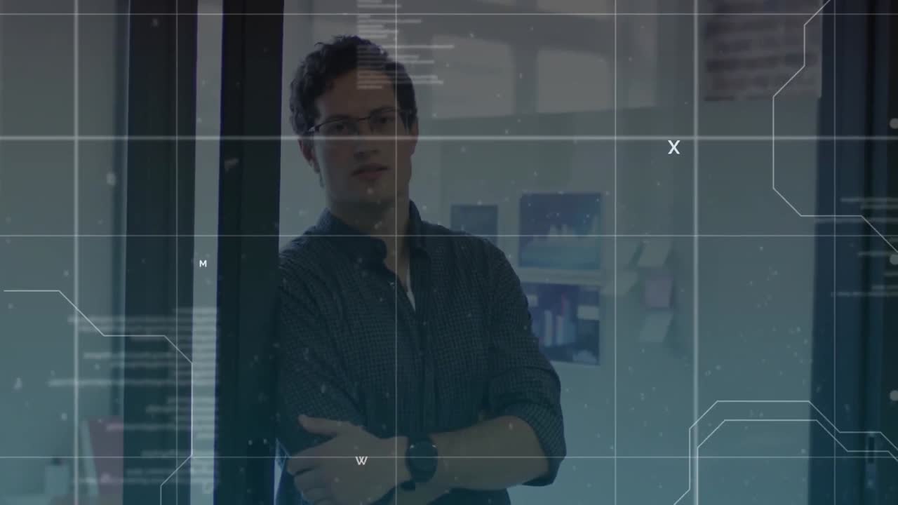 video compuesto digital de procesamiento de datos contra el retrato de un hombre caucásico de pie en la oficina